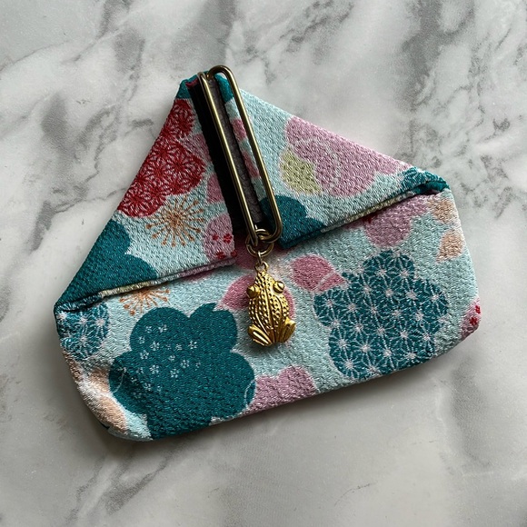 Chirimen Kimono triangle coin purse wallet from Japan - Picture 2 of 6